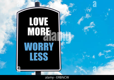 Amare di più preoccuparsi meno motivazionali di preventivo scritto sul cartello stradale isolato oltre il cielo azzurro sfondo con copia disponibile spazio. Concetto di immagine Foto Stock