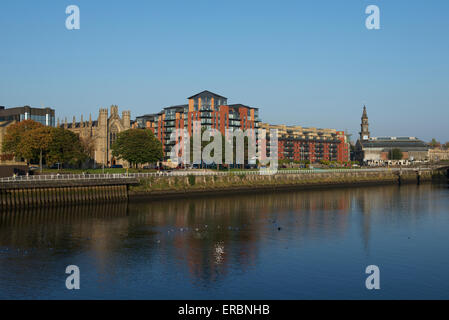 Clyde Street, Glasgow tra St. Andrew's R.C. La cattedrale e il Briggait. Foto Stock