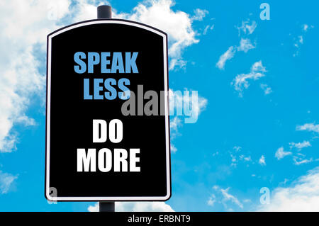 Parlare meno fare di più motivazionali di preventivo scritto sul cartello stradale isolato oltre il cielo azzurro sfondo con copia disponibile spazio. Foto Stock