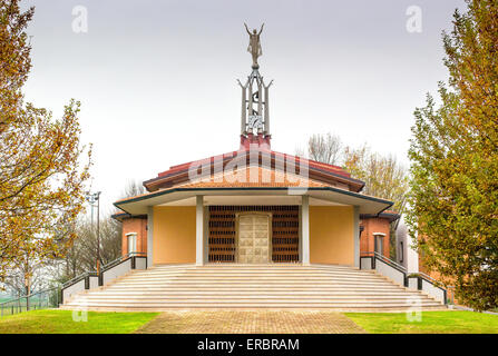 Brickwall facciata della chiesa dedicata alla Beata Vergine Maria nel villaggio di Santa Maria in Fabriago vicino a Ravenna nella campagna di Emilia Romagna nel Nord Italia. Foto Stock