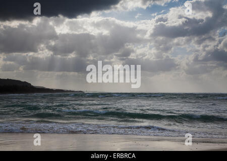 Caraibi tempestoso seascape con raggi di sole che scende attraverso le nuvole Foto Stock