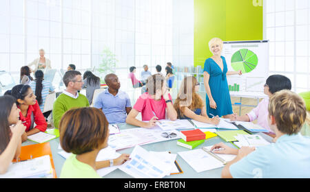Gruppo di presentazione agli studenti Foto Stock