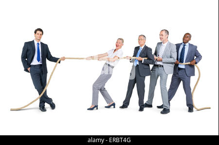 Un gruppo di uomini di affari che tirando la corda Foto Stock