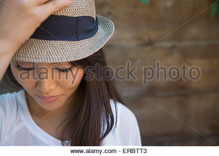 Ritratto di donna gravi in hat guardando verso il basso