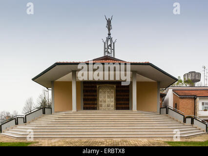 Brickwall facciata della chiesa dedicata alla Beata Vergine Maria nel villaggio di Santa Maria in Fabriago vicino a Ravenna nella campagna di Emilia Romagna nel Nord Italia. Foto Stock