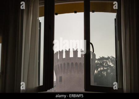 Finestra che si affacciava su una torre medievale nella nebbia a Lugo vicino a Ravenna nella regione Emilia Romagna in Italia. Foto Stock