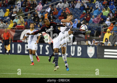 Foxborough, Massachusetts, STATI UNITI D'AMERICA. 31 Maggio, 2015. La Nuova Inghilterra rivoluzione avanti Teal Bunbury (10) mantiene la sfera da Los Angeles Galaxy defender Omar Gonzalez (4) durante il gioco di MLS tra Los Angeles Galaxy e il New England Revolution tenutasi a Gillette Stadium di Foxborough Massachusetts. Rivoluzione legata Galaxy 2-2. Eric Canha/CSM/Alamy Live News Foto Stock