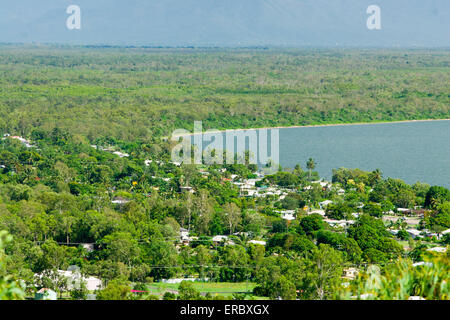 Guardando verso il basso sulla porta Hinchinbrook dal Cardwell belvedere sulla Cardwell Forest Drive, estremo Nord Queensland, Australia. Foto Stock