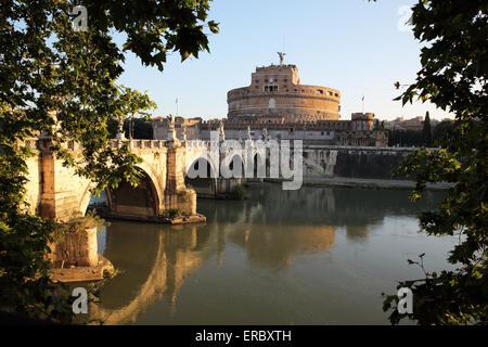 Ponte Sant'Angelo di fronte al fiume Tevere a Castel Sant'Angelo nella Città del Vaticano. Foto Stock