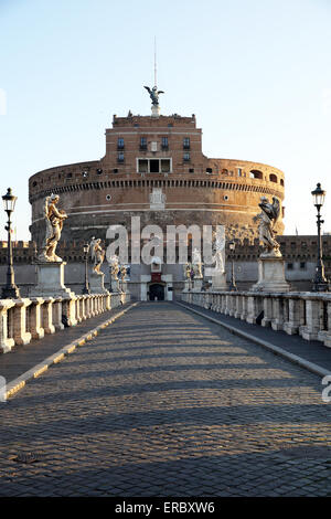 Angelo statue linea Ponte Sant'Angelo di fronte al fiume Tevere a Castel Sant'Angelo nella Città del Vaticano. Foto Stock