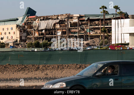 Inglewood, CA, Stati Uniti d'America. 31 Maggio, 2015. Il Grandstand presso l'ex Hollywood Park Racetrack a Inglewood, California, giace in rovina in seguito alla sua implosione domenica mattina presto, 31 maggio 2015. Costruito nel 1938 e chiuso nel 2013, circa 300 acri in pista è sito nel cuore di San Louis Rams proprietario Stan Kroenke piano di sport di ritorno per la zona di Los Angeles con un 80.000-sede stadium. © Jonathan Alcorn/ZUMA filo/Alamy Live News Foto Stock