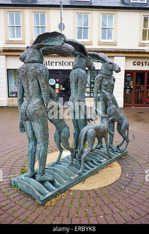 Paintpots una scultura in bronzo di Sophie Ryder nel birrificio Corte parte del Cirencester Hare Festival GLOUCESTERSHIRE REGNO UNITO Foto Stock