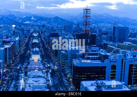 La vista guardando verso il Parco Odori durante l inverno Snow Festival dalla Torre della TV, Sapporo, Giappone. Foto Stock