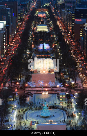 La vista guardando verso il Parco Odori durante l inverno Snow Festival dalla Torre della TV, Sapporo, Giappone. Foto Stock