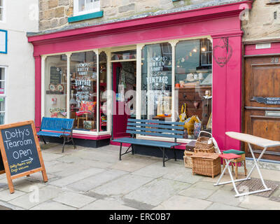 Dotty è una caffetteria in Staithes High Street e negozio di vendita homewares vintage Foto Stock