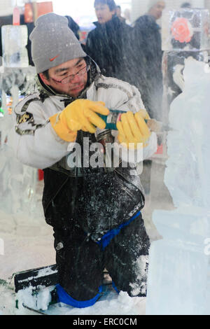 Un ghiaccio opere dello scultore su una scultura di ghiaccio in corrispondenza della porzione di Susukino di il Festival annuale della neve a Sapporo, Hokkaido, Giappone Foto Stock