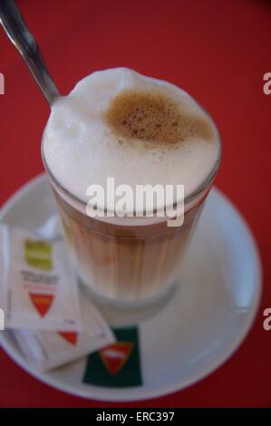 Un 'galao' caffè latte in Portogallo. Debole coffee plus di latte caldo in un bicchiere, di solito solo bevuto a colazione ora/al mattino. Foto Stock