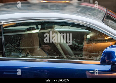 Un uomo è stato arrestato per il tentativo di rubare una Rolls-Royce auto in pieno giorno. L'uomo è stato fermato dalle guardie di sicurezza dal centro commerciale Plaza su Londra occupato a Oxford Street e i membri del pubblico prima di essere arrestato dalla polizia metropolitana. Dotato di: atmosfera dove: Londra, Regno Unito quando: 24 Nov 2014 Credit: Pietro Maclaine/WENN.com Foto Stock
