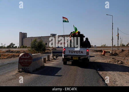 Una Toyota pick up auto portante un gruppo di donne combattenti curdi delle donne libere le unità di misura sono accorciati YJA stella la donna ala militare del Partito dei Lavoratori del Kurdistan PKK passando attraverso un Peshmerga curdo checkpoint in area Makhmur nei pressi di Mosul nel nord Iraq Foto Stock