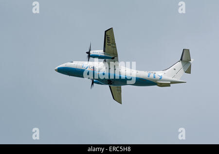 La Dornier 328-100 34 posti a breve distanza FlyBe lavoro aereo dall'aeroporto di Inverness. SCO 9821. Foto Stock