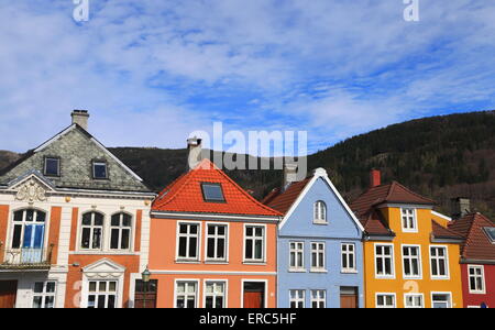 Close up di colorati edifici dipinti in Nordnes, Bergen, in Norvegia Foto Stock