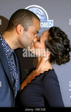 Il francese del giocatore di basket Tony Parker insieme con sua moglie Axelle Francine frequentare la premiere del film "Jurassic World' al UGC Normandie a Parigi. Il 29 maggio, 2015./picture alliance Foto Stock