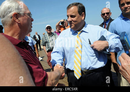 NJ Gov. Chris Christie's Stagione Estiva Kick Off e Flood Mitigation concedere l annuncio in Belmar e poi visita il Point Pleasant Beach Boardwalk in New Jersey il 29 maggio 2015/picture alliance Foto Stock