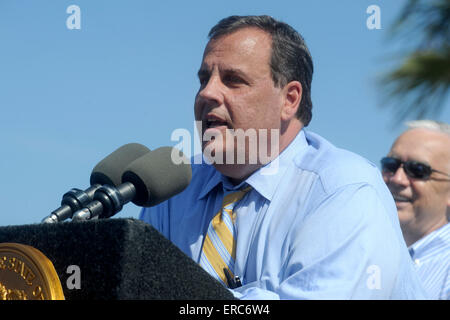 NJ Gov. Chris Christie's Stagione Estiva Kick Off e Flood Mitigation concedere l annuncio in Belmar e poi visita il Point Pleasant Beach Boardwalk in New Jersey il 29 maggio 2015/picture alliance Foto Stock