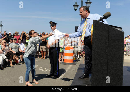 NJ Gov. Chris Christie's Stagione Estiva Kick Off e Flood Mitigation concedere l annuncio in Belmar e poi visita il Point Pleasant Beach Boardwalk in New Jersey il 29 maggio 2015/picture alliance Foto Stock