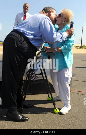 NJ Gov. Chris Christie's Stagione Estiva Kick Off e Flood Mitigation concedere l annuncio in Belmar e poi visita il Point Pleasant Beach Boardwalk in New Jersey il 29 maggio 2015/picture alliance Foto Stock