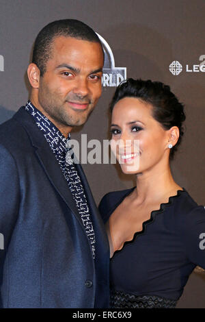 Il francese del giocatore di basket Tony Parker insieme con sua moglie Axelle Francine frequentare la premiere del film "Jurassic World' al UGC Normandie a Parigi. Il 29 maggio, 2015./picture alliance Foto Stock