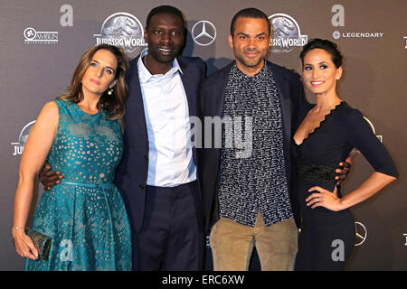 Attore francese Omar Sy insieme con sua moglie Helene Sy e Tony Parker con sua moglie Axelle Francine frequentare la premiere del film "Jurassic World' al UGC Normandie a Parigi. Il 29 maggio, 2015./picture alliance Foto Stock