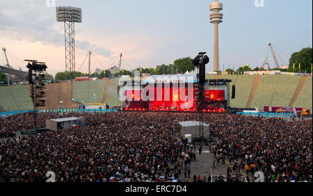 Monaco di Baviera, Germania. 31 Maggio, 2015. Migliaia di appassionati di assistere a un concerto durante il festival di musica 'Rockavaria' allo Stadio Olimpico di Monaco di Baviera, Germania, il 31 maggio 2015. Foto: Sven Hoppe/dpa/Alamy Live News Foto Stock