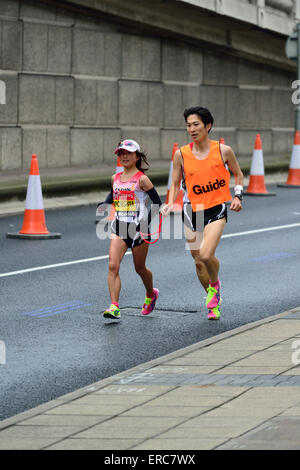 Impared visivamente runner con guida, 2015 Vergine denaro maratona di Londra, London, Regno Unito Foto Stock