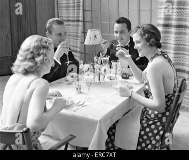 Negli anni Trenta due coppie cena formale delle parti Foto Stock