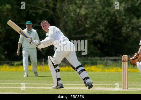 Village cricket a lunga Itchington, Warwickshire, Inghilterra, Regno Unito Foto Stock