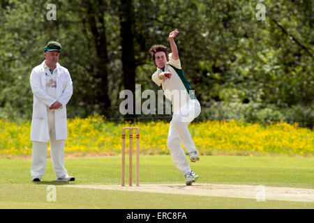 Village cricket a lunga Itchington, Warwickshire, Inghilterra, Regno Unito Foto Stock