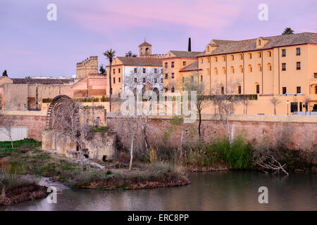 Molino de Albolafia mill sulla banca del fiume Guadalquivir in Cordoba Foto Stock