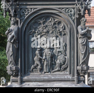 Rilievo con Lutero di arresto falsi apostoli, in corrispondenza degli angoli, sul Monumento di Lutero, inaugurato nel 1861, Möhra, Turingia Foto Stock