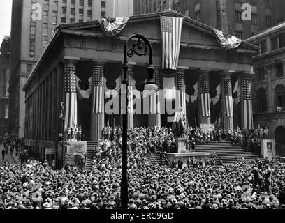 1942 Durante la seconda guerra mondiale la guerra BOND RALLY Tesoreria federale Building di New York Stock Exchange WALL STREET MANHATTAN NEW YORK CITY USA Foto Stock