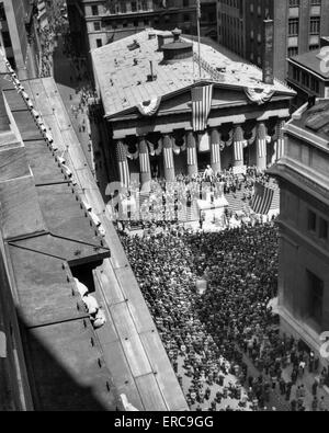 1940s durante la seconda guerra mondiale la guerra BOND RALLY Tesoreria federale edificio VICINO ALLA BORSA DI NEW YORK WALL STREET MANHATTAN NEW YORK CITY USA Foto Stock