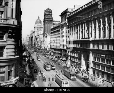 1920s Market street da Powell guardando verso il Ferry Building via per 4 funivie SAN FRANCISCO CALIFORNIA USA Foto Stock