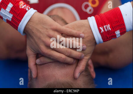 Un atleta effettua il ripristino dopo l'Elite Mens gara presso l'ITU Triathlon di Londra. Foto Stock