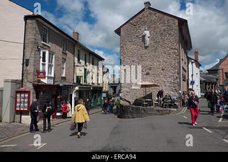 Hay On Wye Powys Wales UK città negozi e cafè visitatori Foto Stock