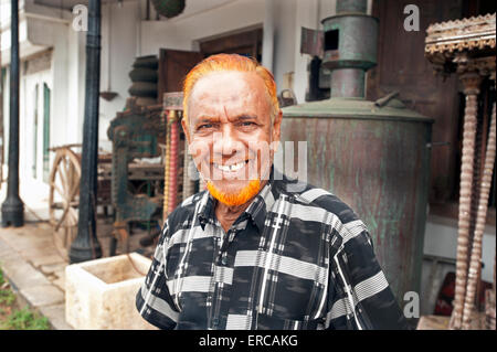 Ritratto di un uomo musulmano con orange tinti i capelli e la barba in Forte Galle Sri Lanka Foto Stock