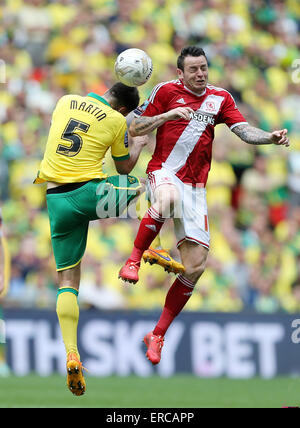 Londra, Regno Unito. 25 Maggio, 2015. Il Middlesbrough Lee Tomlin tussles con Norwich di russell Martin.Sky scommessa Campionato Finale Playoff - Middlesbrough vs Norwich City - Wembley Stadium - Inghilterra - 25 Maggio 2015 - Picture David Klein/Sportimage/CSM/Alamy Live News Foto Stock