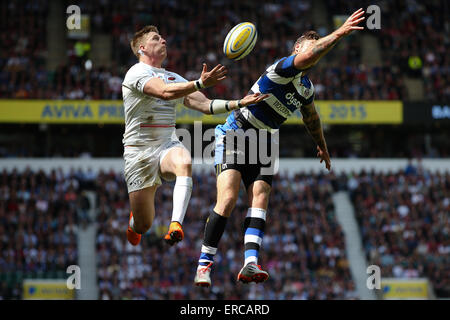 Londra, Regno Unito. Il 30 maggio 2015. Saraceni' David Strettle battiti del bagno di Matt Banahan ad una palla alta - Rugby Union - 2014/2015 Aviva Premiership Final - Bagno v Saraceni - Twickenham Stadium - Londra - 30/05/2015 - Charlie Pic Forgham-Bailey/Sportimage/CSM/Alamy Live News Foto Stock