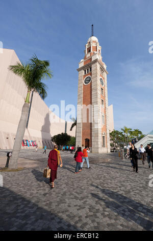 Hong Kong torre dell orologio a Tsim Sha Tsui, Kowloon. Un edificio punto di riferimento, il resto del sito originale della ex stazione di Kowloon. Foto Stock