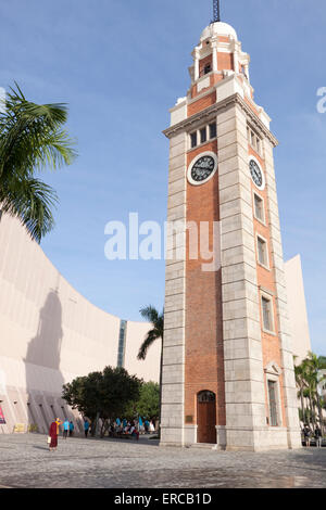 Hong Kong torre dell orologio a Tsim Sha Tsui, Kowloon. Un edificio punto di riferimento, il resto del sito originale della ex stazione di Kowloon. Foto Stock