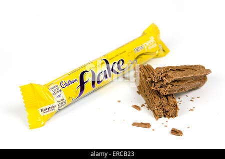 Cadbury flake barra di cioccolato su sfondo bianco con open bar rotto dal lato Foto Stock